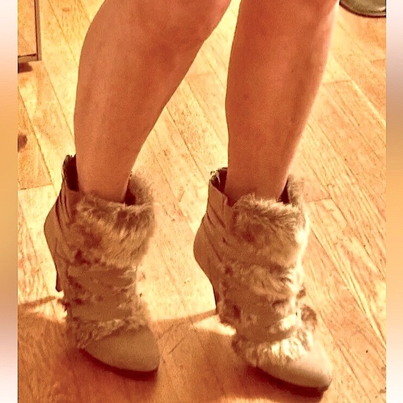 👢ELLE👢VEGAN FUR & SUEDE AROUND STRAPS 4.5” HIGH HEEL ANKLE BOOTS EUC💃 - Picture 4 of 15